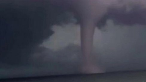 VODENI TORNADO U ITALIJI: Beograđanin se našao u stravičnoj oluji u Toskani VODENI TORNADO U ITALIJI: Beograđanin se našao u stravičnoj oluji u Toskani