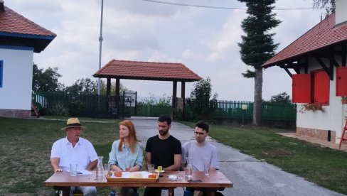 POZORIŠNE ISPOVESTI, ISKUSTVA I SEĆANJA: U selu Leušići predstavljene dve domaće predstave ovogodišnjeg, 57. Bitefa POZORIŠNE ISPOVESTI, ISKUSTVA I SEĆANJA: U selu Leušići predstavljene dve domaće predstave ovogodišnjeg, 57. Bitefa
