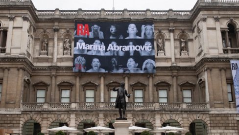 POČAST MARINI ZA POMERANJE GRANICA: Naša umetnica prva žena koja od danas izlaže u glavnoj galeriji Kraljevske akademije u Londonu POČAST MARINI ZA POMERANJE GRANICA: Naša umetnica prva žena koja od danas izlaže u glavnoj galeriji Kraljevske akademije u Londonu