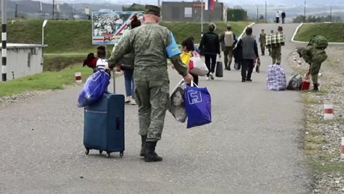 POD NADZOROM RUSKIH MIROVNIH SNAGA: Jermenska vojska počela da predaje oružje