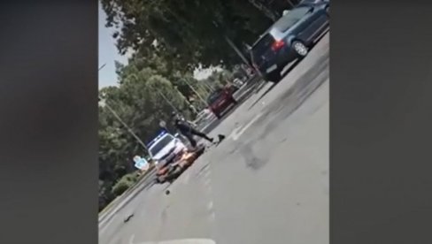 ДЕЛОВИ РАСУТИ ПО ПУТУ: Судар мотоцикла и аутомобила у Смедереву (ВИДЕО) ДЕЛОВИ РАСУТИ ПО ПУТУ: Судар мотоцикла и аутомобила у Смедереву (ВИДЕО)