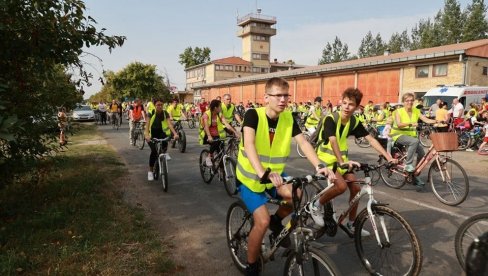 NA BICIKLIMA 300 KIKINĐANA: Vožnjom obeležena „Nedelja mobilnosti“