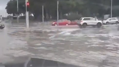 СПЛИТ ПОД ВОДОМ: Стравично невреме тутњи ка Србији (ВИДЕО)