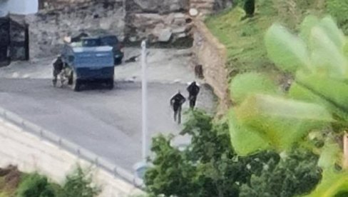 ШТА СЕ ДЕШАВА СА ПОКЛОНИЦИМА ИЗ НОВОГ САДА У МАНАСТИРУ БАЊСКА: Били су закључани, чули си пуцње и лупање на врата конака ШТА СЕ ДЕШАВА СА ПОКЛОНИЦИМА ИЗ НОВОГ САДА У МАНАСТИРУ БАЊСКА: Били су закључани, чули си пуцње и лупање на врата конака