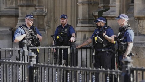 DRAMATIČNA SCENA U LONDONU: Pronađeno novorođenče umotano u peškir, jedna stvar zabrinula policiju