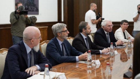 ЛАЖНА БРИГА КВИНТЕ ЗА СРБЕ: Амбасадори пет земаља затражили од Куртија да привремено суспендује уредбу о укидању динара ЛАЖНА БРИГА КВИНТЕ ЗА СРБЕ: Амбасадори пет земаља затражили од Куртија да привремено суспендује уредбу о укидању динара