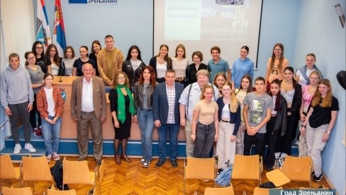 POSTALI BRAĆA PO - FILOZOFIJI: Gimnazijalci iz nemačkog grada Hercogenrat ponovo na razmeni učenika u Zrenjaninu (FOTO)