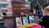 ОГРОМАН БРОЈ СРБА СЕ ОПРАШТА ОД СТРАДАЛИХ СУНАРОДНИКА: Народ се окупио у Звечану, тугује и пали свеће за погинулу браћу (ФОТО/ВИДЕО)