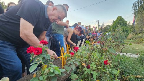 REKE LJUDI OPRAŠTAJU SE OD STRADALIH HEROJA: Tuga opasala sever Kosova i Metohije (FOTO) REKE LJUDI OPRAŠTAJU SE OD STRADALIH HEROJA: Tuga opasala sever Kosova i Metohije (FOTO)