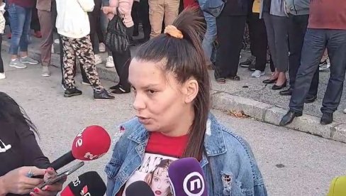 КО ЈЕ КРИВ ЗА СМРТ БЕБЕ ИСКРЕ? Протест у Никшићу, директорка опште болнице једва избегла линч (ФОТО/ВИДЕО) КО ЈЕ КРИВ ЗА СМРТ БЕБЕ ИСКРЕ? Протест у Никшићу, директорка опште болнице једва избегла линч (ФОТО/ВИДЕО)