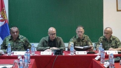 PRIPADNICI VOJSKE SRBIJE SPREMNI DA IZVRŠE SVE ZADATKE: Ministar Vučević i general Mojsilović sastali se sa komandantima dela jedinica PRIPADNICI VOJSKE SRBIJE SPREMNI DA IZVRŠE SVE ZADATKE: Ministar Vučević i general Mojsilović sastali se sa komandantima dela jedinica