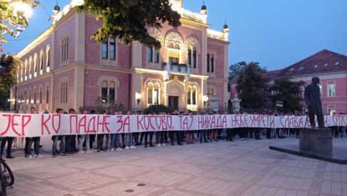 МОЛТВЕ И СВЕЋЕ ЗА ДУШЕ ПОГИНУЛИХ: Фудбалски клубови Војводина, Младост и Кабела одали пошту убијеним Србима (ФОТО) МОЛТВЕ И СВЕЋЕ ЗА ДУШЕ ПОГИНУЛИХ: Фудбалски клубови Војводина, Младост и Кабела одали пошту убијеним Србима (ФОТО)