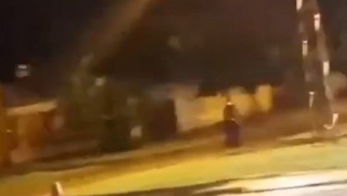 MISTERIOZNA OSOBA U CRNOM NOĆU ŠETA ULICAMA KOVILJA: Meštani preplašeni i zbunjeni (FOTO/VIDEO) MISTERIOZNA OSOBA U CRNOM NOĆU ŠETA ULICAMA KOVILJA: Meštani preplašeni i zbunjeni (FOTO/VIDEO)