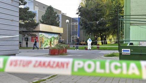 DRAMA U GIMNAZIJI U BRATISLAVI: Sumnja se na pucnjavu, blokiran ulaz u školu DRAMA U GIMNAZIJI U BRATISLAVI: Sumnja se na pucnjavu, blokiran ulaz u školu