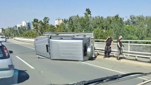 IZVRNULA SE PRIKOLICA SA AUTOMOBILOM: Saobraćajka u Novom Sadu (VIDEO)