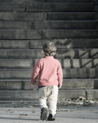 СТО ХИЉАДА ПОКЛОНА ЗА ДЕЦУ УОЧИ КАТОЛИЧКОГ БОЖИЋА: Како функционише такозвана „суспендована играчка“