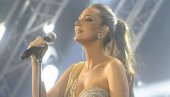 ПРИЈА СЛАВИ РОЂЕНДАН: Торта одузма дах, а гости долазе у дом певачицине баке ПРИЈА СЛАВИ РОЂЕНДАН: Торта одузма дах, а гости долазе у дом певачицине баке
