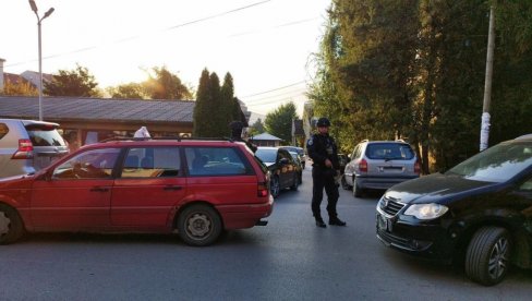 РОСУ СЕ ПОНОВО ИЖИВЉАВА НАД СРБИМА: Погледајте како Куртијеви специјалаци вршљају по Косовској Митровици (ВИДЕО) РОСУ СЕ ПОНОВО ИЖИВЉАВА НАД СРБИМА: Погледајте како Куртијеви специјалаци вршљају по Косовској Митровици (ВИДЕО)