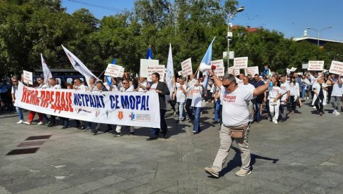 VEĆE PLATE ILI NOVI PROTESTI: Upozorenje sindikalaca iz javnog sektora u Banjaluci VEĆE PLATE ILI NOVI PROTESTI: Upozorenje sindikalaca iz javnog sektora u Banjaluci