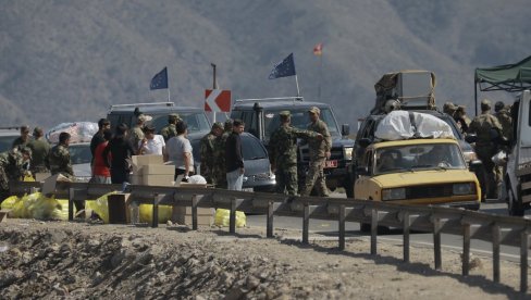 СКОРО 93.000 ЉУДИ ПРЕШЛО ГРАНИЦУ: Преко три четвртине Јермена до сада напустило Нагорно-Карабах (ФОТО) СКОРО 93.000 ЉУДИ ПРЕШЛО ГРАНИЦУ: Преко три четвртине Јермена до сада напустило Нагорно-Карабах (ФОТО)