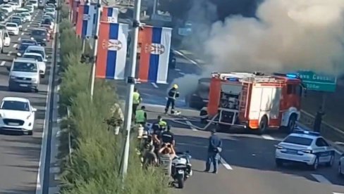 ЗАПАЛИО СЕ АУТОМОБИЛ КОД САВА ЦЕНТРА: Стварају се велике саобраћајне гужве (ВИДЕО) ЗАПАЛИО СЕ АУТОМОБИЛ КОД САВА ЦЕНТРА: Стварају се велике саобраћајне гужве (ВИДЕО)