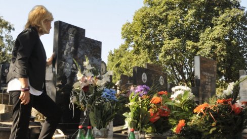 KAŽEM MU ČEKAJ ME, JA ĆU SIGURNO DOĆI: Održan pomen Tomi Zdravkoviću - Udovica Goca 32 godine posle smrti legende i dalje neutešna (FOTO)