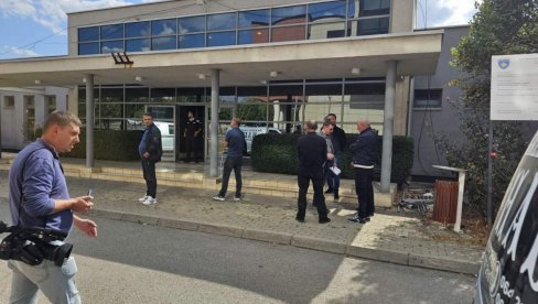 DA KONAČNO SAHRANE SVOJE MRTVE: Porodice ubijenih Srba u Prištini čekaju da preuzmu tela svojih najmilijih (FOTO) DA KONAČNO SAHRANE SVOJE MRTVE: Porodice ubijenih Srba u Prištini čekaju da preuzmu tela svojih najmilijih (FOTO)