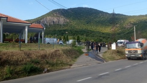 ПОТРЕСНИ ПРИЗОРИ, ПОРОДИЦЕ У СУЗАМА: Тела тројице Срба убијених у Бањској стигла у Звечан (ФОТО/ВИДЕО) ПОТРЕСНИ ПРИЗОРИ, ПОРОДИЦЕ У СУЗАМА: Тела тројице Срба убијених у Бањској стигла у Звечан (ФОТО/ВИДЕО)