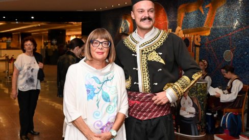 OČUVANJE KULTURNOG NASLEĐA MEĐU PRIORITETIMA KULTURNE POLITIKE SRBIJE: Maja Gojković prisustvovala reviji narodne nošnje (FOTO) OČUVANJE KULTURNOG NASLEĐA MEĐU PRIORITETIMA KULTURNE POLITIKE SRBIJE: Maja Gojković prisustvovala reviji narodne nošnje (FOTO)