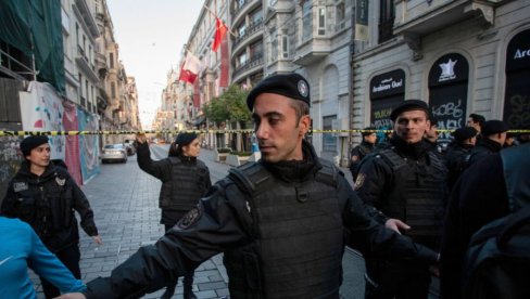 UHAPŠEN JEDAN OD NAPADAČA: Maskirani muškarac otvorio vatru usred katoličke crkve u Istanbulu, jedna osoba nastradala (VIDEO)