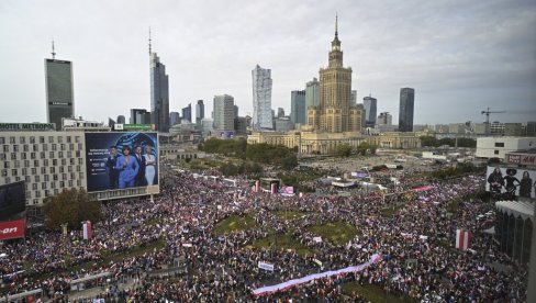 VARŠAVA SE DIGLA NA NOGE: Hiljade ljudi na ulicama - Ovo je znak ponovnog rođenja Poljske (FOTO)