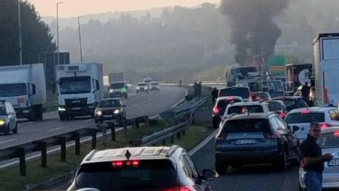 GUŽVA NA AUTO-PUTU ZBOG ZAPALJENOG KAMIONA: Saobraćaj se odvija samo jednom trakom