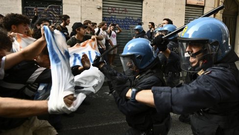 ХАОС НА УЛИЦАМА ТОРИНА: Сукоб полиције са учесницима протеста против премијерке Мелони (ВИДЕО)