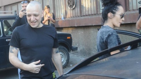ИДУ ДА ПРОСЛАВЕ ЊЕГОВУ СЛОБОДУ И ЗОРИЧИН РОЂЕНДАН: Прве речи Зорана Марјановића по изласку из притвора (ФОТО/ВИДЕО) ИДУ ДА ПРОСЛАВЕ ЊЕГОВУ СЛОБОДУ И ЗОРИЧИН РОЂЕНДАН: Прве речи Зорана Марјановића по изласку из притвора (ФОТО/ВИДЕО)