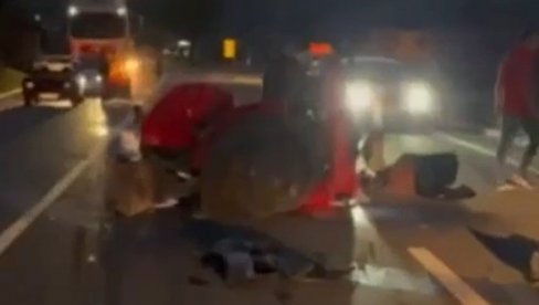 ДЕЛОВИ РАСУТИ НА СВЕ СТРАНЕ: Тешка несрећа код Кладова, трактором излетео на главни пут па направио хаос (ВИДЕО) ДЕЛОВИ РАСУТИ НА СВЕ СТРАНЕ: Тешка несрећа код Кладова, трактором излетео на главни пут па направио хаос (ВИДЕО)