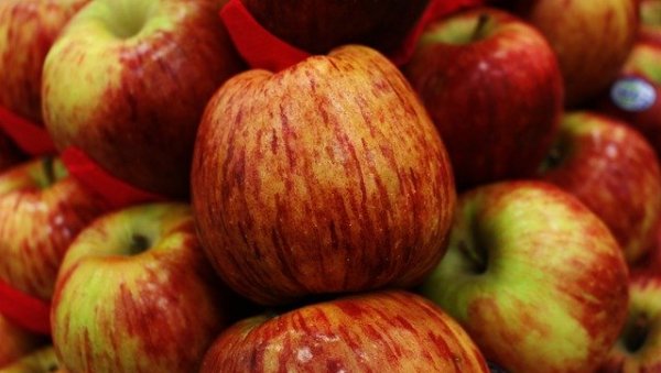 ИЗБОР ЈЕ ВЕЛИКИ, АЛИ КОЈЕ СУ НАЈБОЉЕ? Ево како да препознате свеже јабуке у продавници