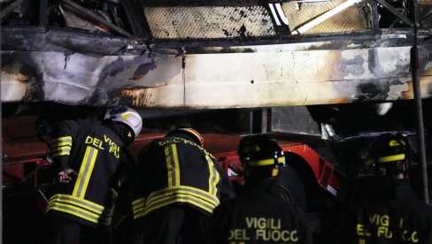 STRAVIČAN UDES U ITALIJI: Četiri osobe poginule u sudaru vozila hitne pomoći i dečjeg autobusa STRAVIČAN UDES U ITALIJI: Četiri osobe poginule u sudaru vozila hitne pomoći i dečjeg autobusa