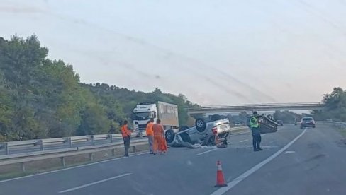 AUTOMOBILI ZAVRŠILI NA KROVU: Težak sudar na auto-putu Beograd - Niš