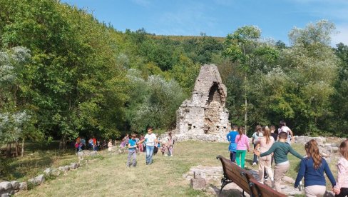 DECA U POSETI KANJONU CRNICE: Predškolci i osnovci upoznaju kulturno nasleđe Zabrege (FOTO)