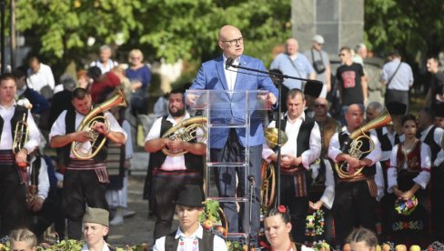 VUČEVIĆ OTVORIO MANIFESTACIJU U TOPOLI: Opet nas je Karađorđe sabrao, ovaj put u borbu za očuvanje (FOTO)