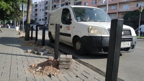 PROTIV BAHATOG PARKIRANJA: U Paraćinu barikadni stubići u glavnoj ulici (FOTO)