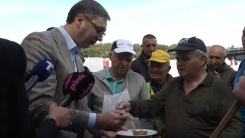 ВУЧИЋ ПРОБАО ГУЛАШ, А КРАЈИШНИЦИ ЗАПЕВАЛИ: Весело на Збору Крајишника (ФОТО/ВИДЕО) ВУЧИЋ ПРОБАО ГУЛАШ, А КРАЈИШНИЦИ ЗАПЕВАЛИ: Весело на Збору Крајишника (ФОТО/ВИДЕО)