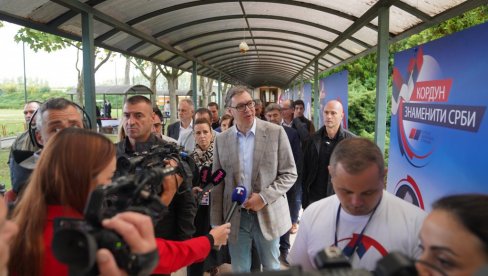 ЧОВЕЧЕ, ВИ СТЕ ТЕ ФАБРИКЕ ДОВЕЛИ: Крајишници одушевљено поздрављају председника Вучића (ВИДЕО) ЧОВЕЧЕ, ВИ СТЕ ТЕ ФАБРИКЕ ДОВЕЛИ: Крајишници одушевљено поздрављају председника Вучића (ВИДЕО)