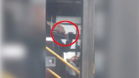 MREŽE SE USIJALE ZBOG VOZAČA GSP-a: Svi gledaju da li je potegao rakiju iz flašice? (VIDEO) MREŽE SE USIJALE ZBOG VOZAČA GSP-a: Svi gledaju da li je potegao rakiju iz flašice? (VIDEO)