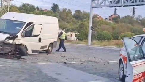 DELOVI VOZILA RASUTI PO PUTU: Saobraćajna nesreća kod Ledina (VIDEO)