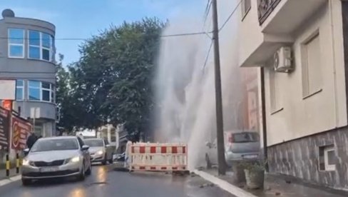 ВОДА НА СВЕ СТРАНЕ: Пукла цев у Београду, гејзир висок скоро четири спрата (ВИДЕО)