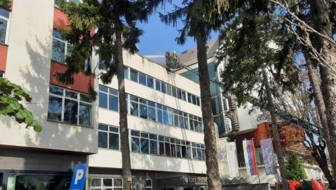 POŽAR U CENTRU BANJALUKE POD KONTROLOM: Zbrinuto osam lica koja su se nagutala dima