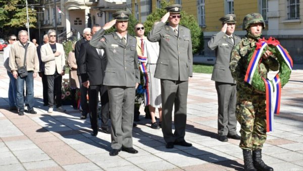 ДАН ОСЛОБОЂЕЊА ПРОКУПЉА У ДРУГОМ СВЕТСКОМ РАТУ: Положени венци на споменик палим борцима у  рату од 1941. до 1945. године у Прокупљу