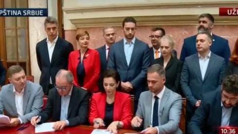 МЕЊАЈУ СТРАНКЕ ДВА ПУТА ДНЕВНО Шешељ о састанку прозападне опозиције - Србију би завили у црно МЕЊАЈУ СТРАНКЕ ДВА ПУТА ДНЕВНО Шешељ о састанку прозападне опозиције - Србију би завили у црно