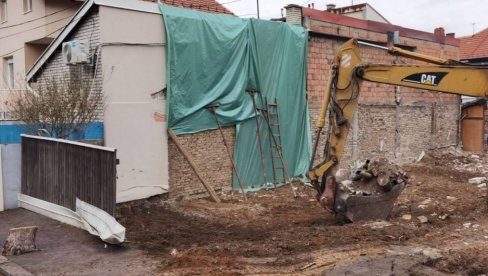 KOMŠIJA IM BAGEROM UPAO U KUĆU: Porodica Đoković osam meseci u agoniji zbog bahatosti investitora KOMŠIJA IM BAGEROM UPAO U KUĆU: Porodica Đoković osam meseci u agoniji zbog bahatosti investitora